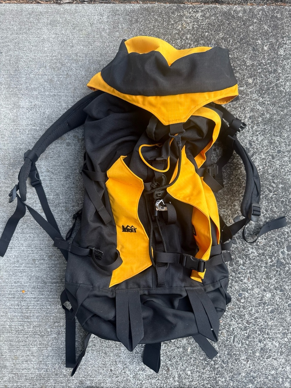 REI Black/Yellow Hiking Camping Day Trip Backpack Pack-Nice